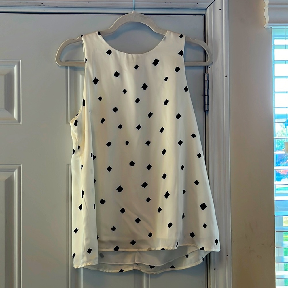 NWOT - Never worn! Beautiful top that can be dressed up or worn with jeans!